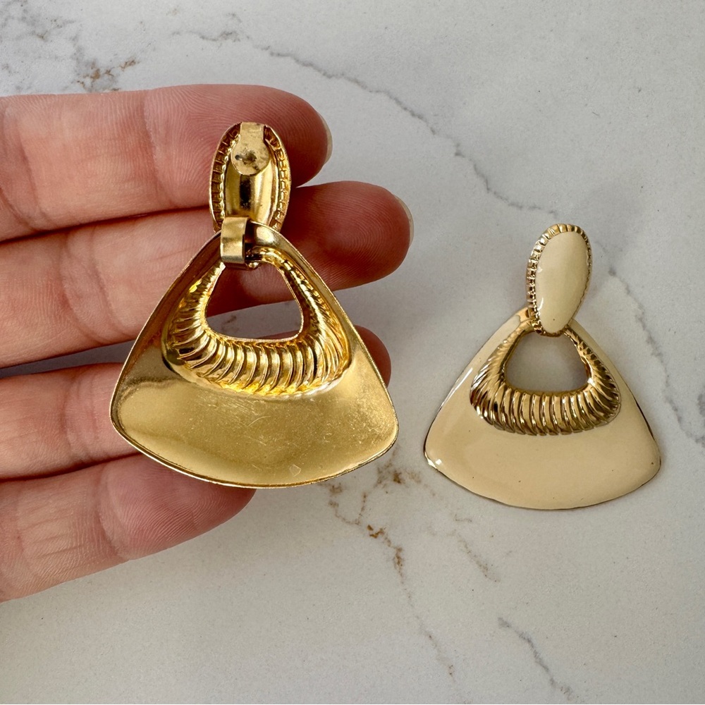 Vintage Mod Enamel Textured Gold Tone Edge Earrings - Picture 11 of 13